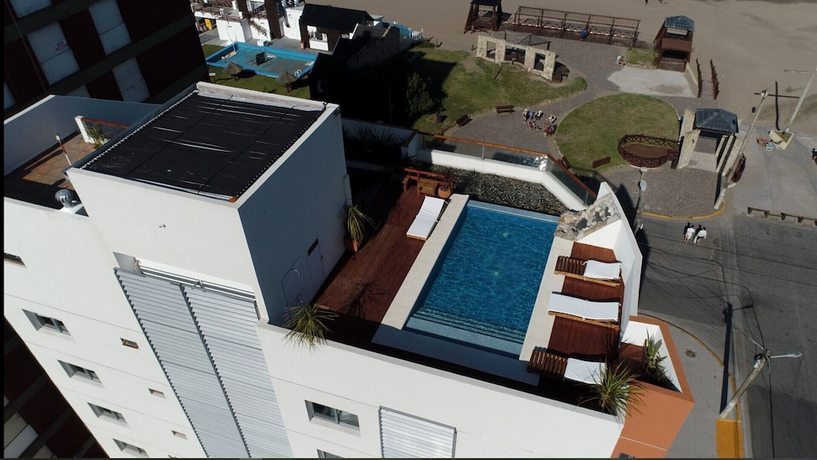 Imagen de la piscina del Hotel Apartamentos JR. Foto 20
