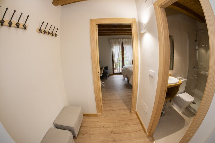 Imagen de la habitación del Hotel Apartamentos Los Picos de Europa. Foto 15