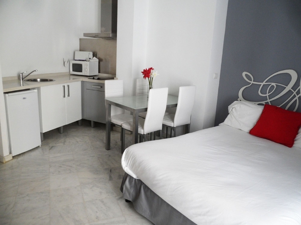 Imagen de los interiores del Hotel Apartamentos Mariano De Cavia. Foto 11