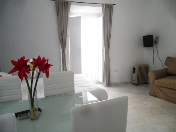 Imagen de los interiores del Hotel Apartamentos Mariano De Cavia. Foto 12