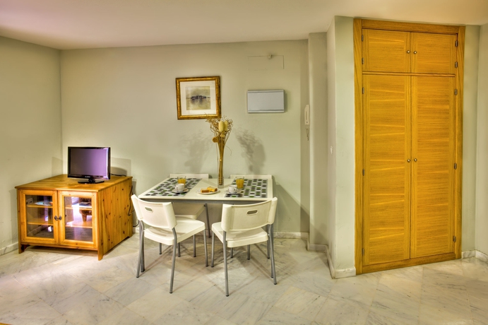 Imagen de la habitación del Hotel Apartamentos Mariano De Cavia. Foto 7