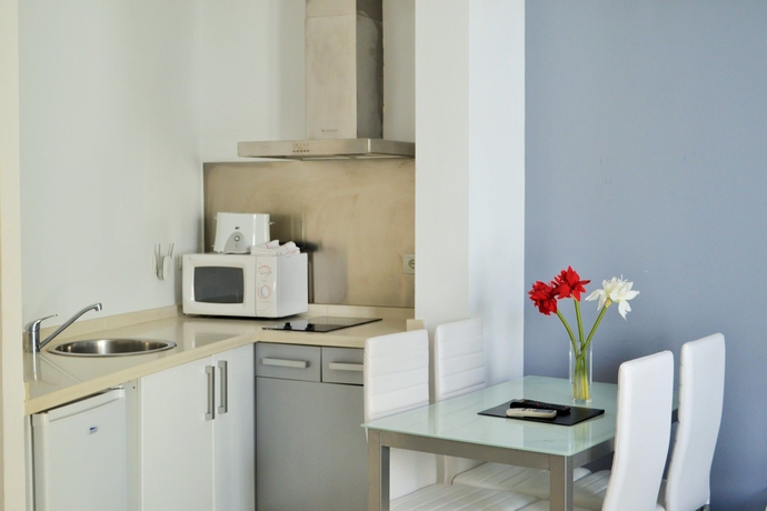 Imagen de la habitación del Hotel Apartamentos Mariano De Cavia. Foto 10