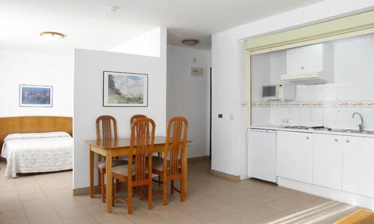 Imagen de la habitación del Hotel Apartamentos Marina. Foto 6