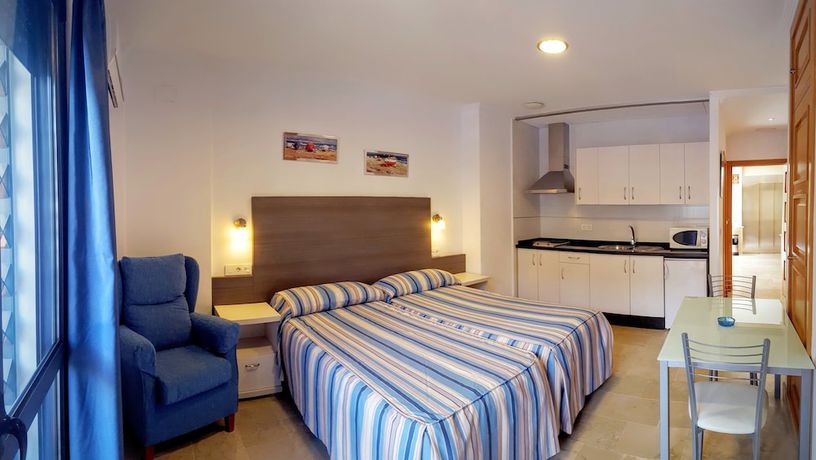 Imagen de la habitación del Hotel Apartamentos Marina Luz. Foto 13