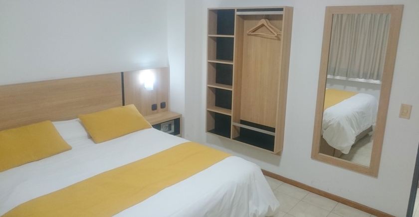 Imagen de la habitación del Hotel Apartamentos Mendoza. Foto 2