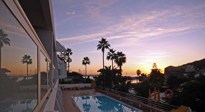 Imagen de la piscina del Hotel Apartamentos Miami. Foto 12