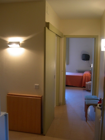 Imagen de la habitación del Hotel Apartamentos Montserrat Abat Marcet. Foto 14