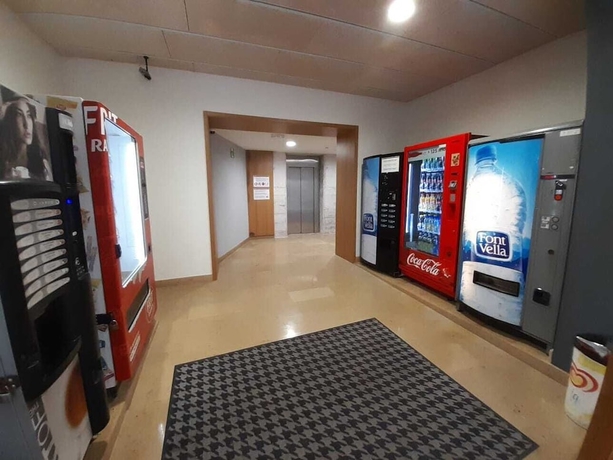 Imagen de los interiores del Hotel Apartamentos Montserrat Abat Marcet. Foto 19