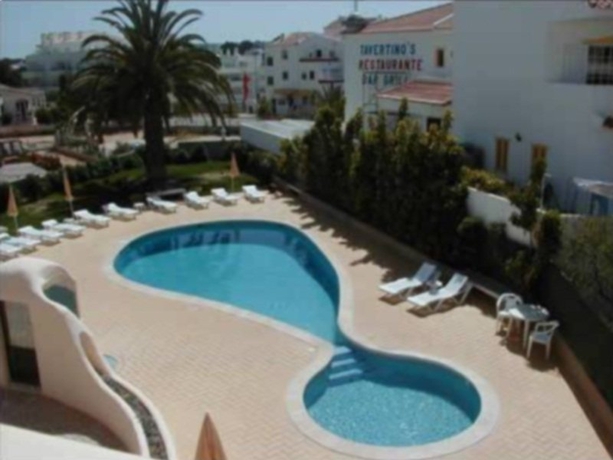 Imagen de la piscina del Hotel Apartamentos Olhos Do Mar. Foto 14