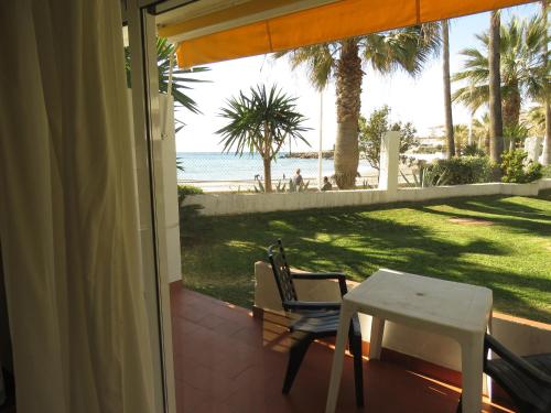 Imagen de la habitación del Hotel Apartamentos Playa Torrecilla. Foto 18