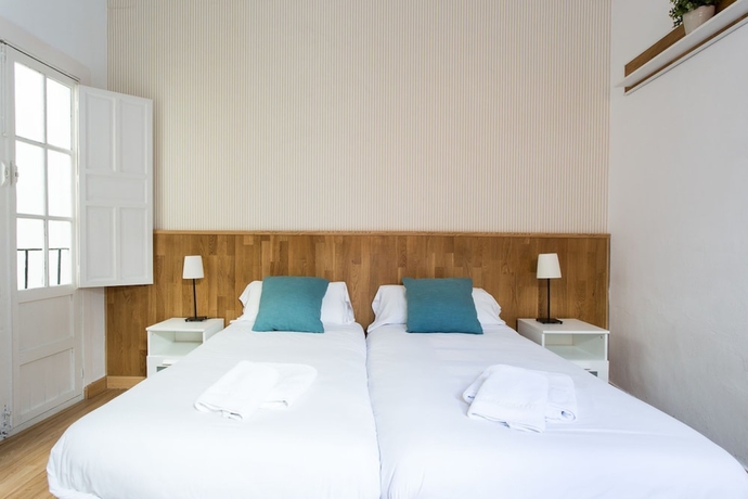 Imagen de la habitación del Hotel Apartamentos Plaza De Santa Cruz. Foto 2