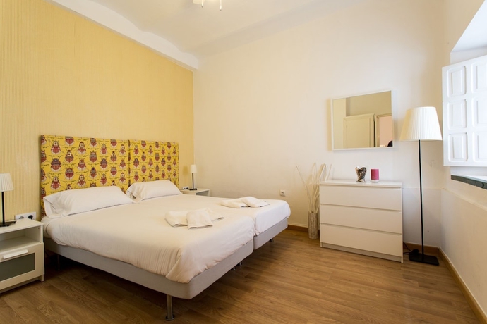 Imagen de la habitación del Hotel Apartamentos Plaza De Santa Cruz. Foto 9