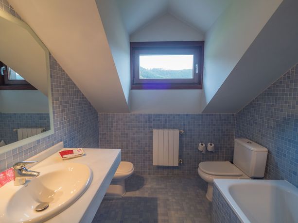 Imagen de la habitación del Hotel Apartamentos Posada La Robla. Foto 10