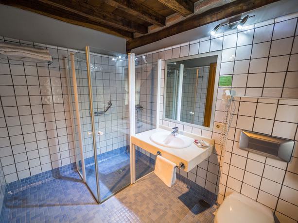 Imagen de la habitación del Hotel Apartamentos Posada La Robla. Foto 12