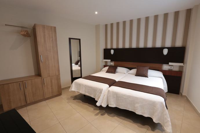 Imagen de la habitación del Hotel Apartamentos Reyes Católicos. Foto 5