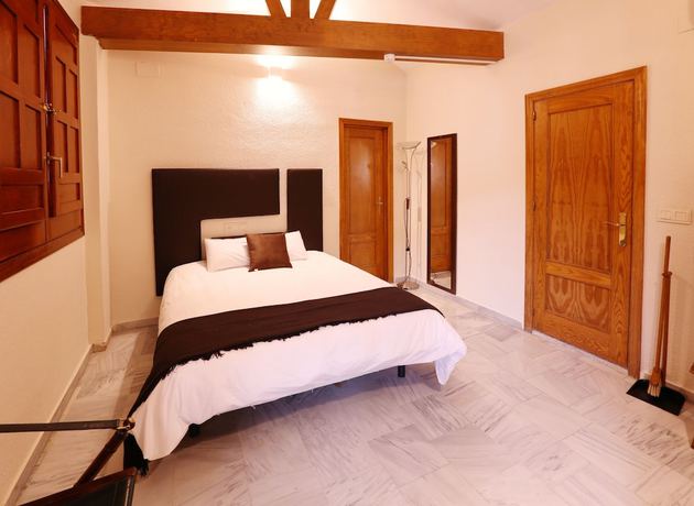 Imagen de la habitación del Hotel Apartamentos Reyes Católicos. Foto 6