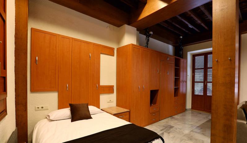 Imagen de la habitación del Hotel Apartamentos Reyes Católicos. Foto 8