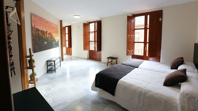 Imagen de la habitación del Hotel Apartamentos Reyes Católicos. Foto 12