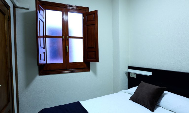 Imagen de la habitación del Hotel Apartamentos Reyes Católicos. Foto 15