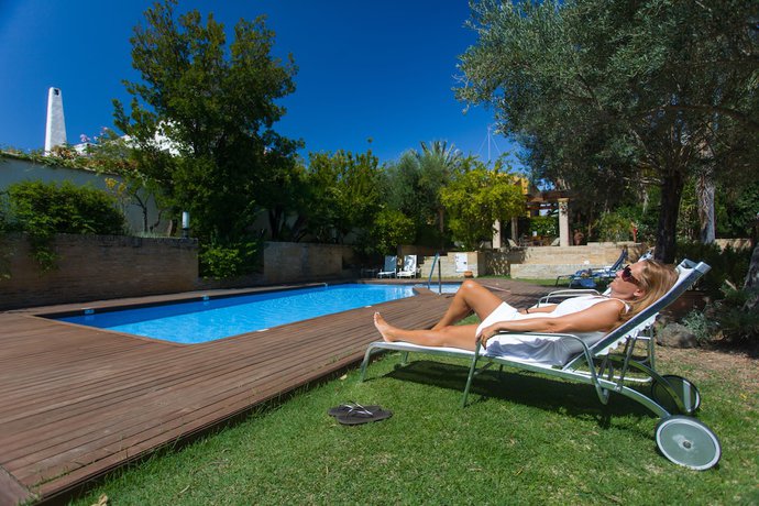 Imagen de la piscina del Hotel Apartamentos Soho Boutique Vistahermosa. Foto 40