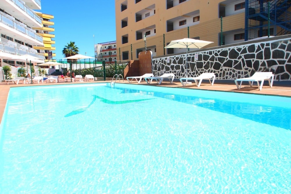 Imagen de la piscina del Hotel Apartamentos Strelitzias. Foto 9