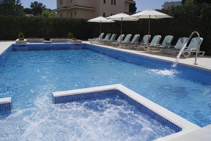 Imagen de la piscina del Hotel Apartamentos Sureda. Foto 9