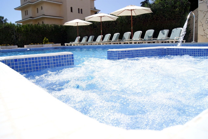 Imagen de la piscina del Hotel Apartamentos Sureda. Foto 10