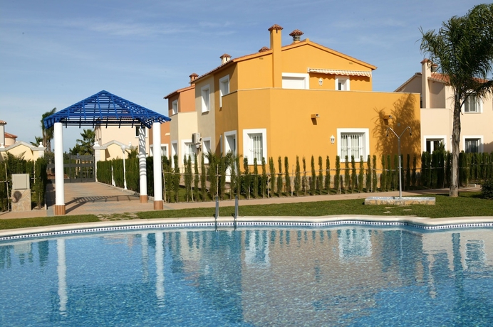 Imagen de la piscina del Hotel Apartamentos y Villas Oliva Nova Golf. Foto 18