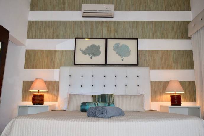 Imagen de la habitación del Hotel Apartaments At Cadaques Caribe. Foto 2