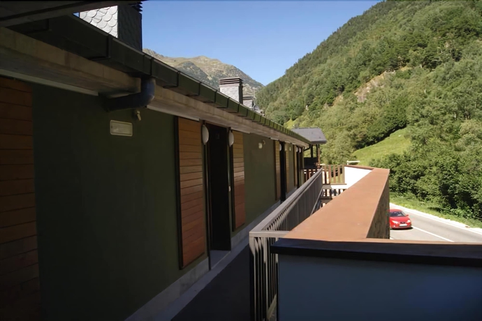 Imagen de los exteriores del Hotel Apartaments Els Esquiadors. Foto 16