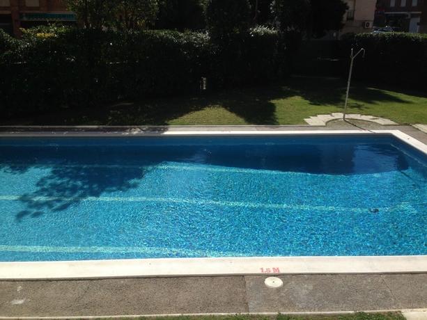 Imagen de la piscina del Hotel Apartaments Playas Fenals. Foto 14