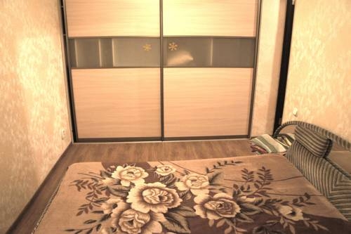 Imagen de la habitación del Hotel Apartamenty Na Prospekte Shakhterov 101a. Foto 1