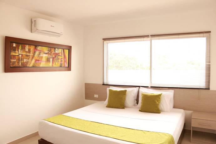 Imagen de la habitación del Hotel Apartasuites La Flora. Foto 2