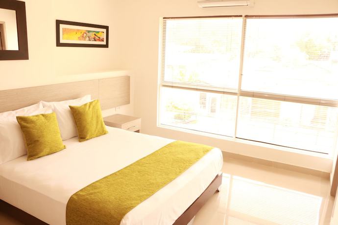 Imagen de la habitación del Hotel Apartasuites La Flora. Foto 4