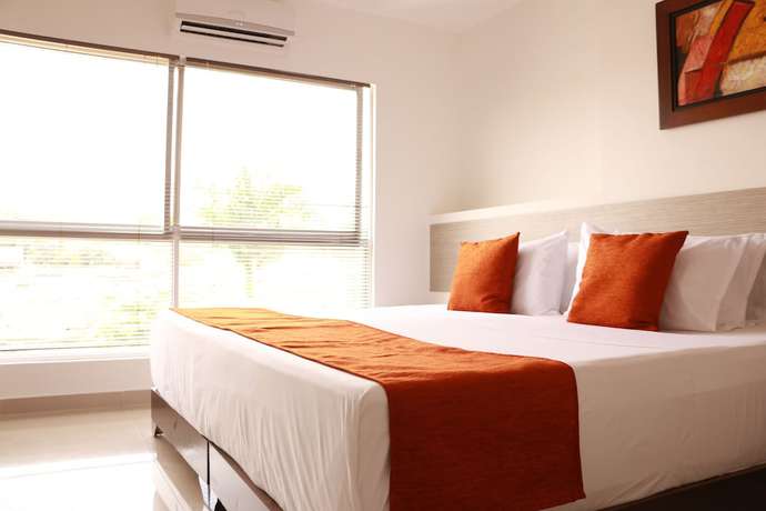 Imagen de la habitación del Hotel Apartasuites La Flora. Foto 19