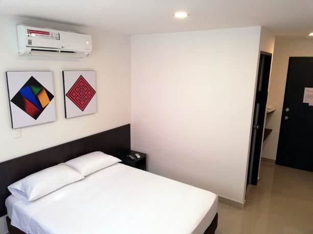 Imagen de la habitación del Hotel Apartasuites San Marcos. Foto 9