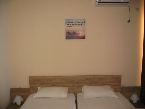 Imagen de la habitación del Hotel Apartcomplex Chateau Aheloy. Foto 34