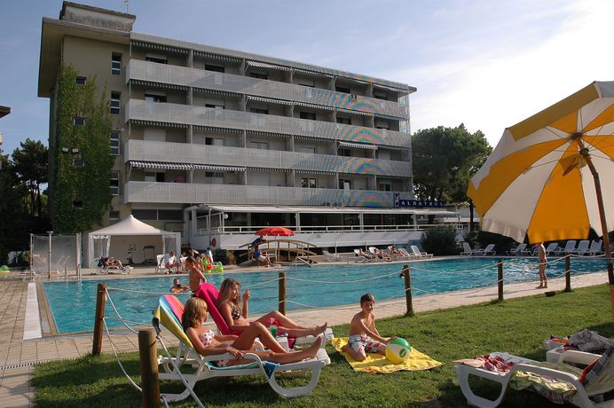 Imagen de la piscina del Hotel Aparthotel Albatros. Foto 16