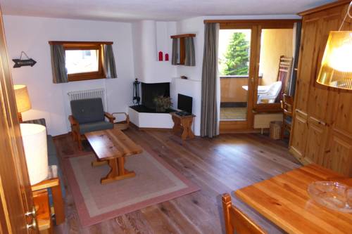 Imagen de la habitación del Hotel Aparthotel Chesa Bellaval. Foto 10