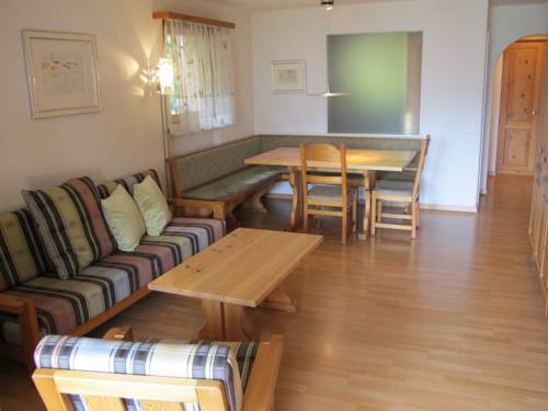 Imagen de la habitación del Hotel Aparthotel Chesa Bellaval. Foto 11