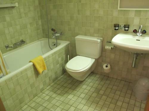 Imagen de la habitación del Hotel Aparthotel Chesa Bellaval. Foto 15