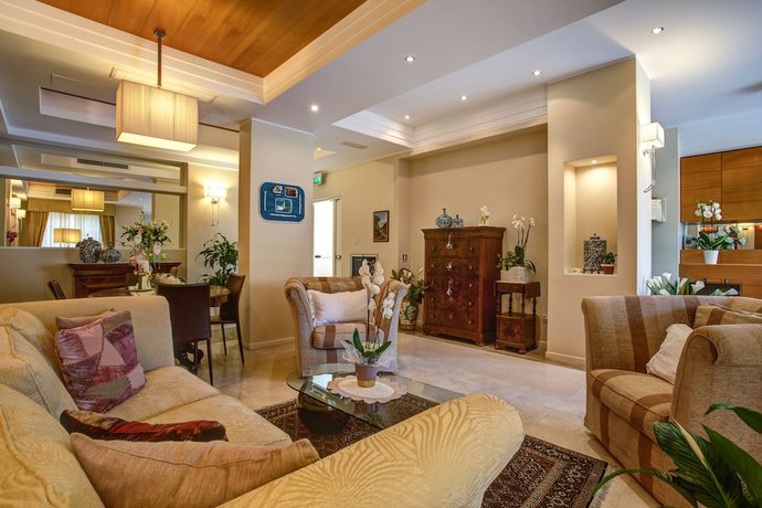 Imagen de los interiores del Hotel Aparthotel England. Foto 17