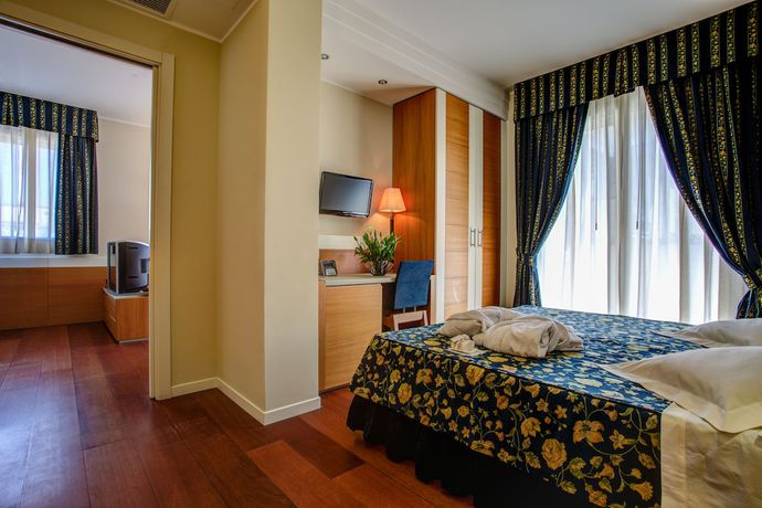 Imagen de la habitación del Hotel Aparthotel England. Foto 6