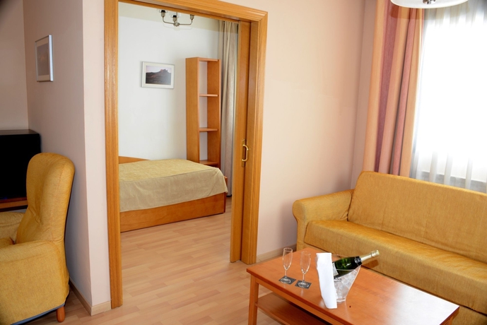 Imagen de los interiores del Hotel Aparthotel Huesca. Foto 8