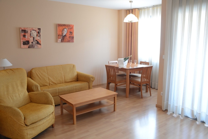 Imagen de los interiores del Hotel Aparthotel Huesca. Foto 9