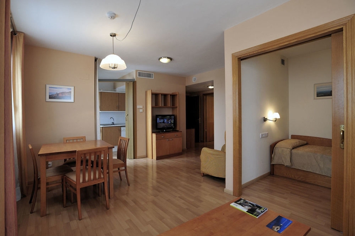 Imagen de los interiores del Hotel Aparthotel Huesca. Foto 11