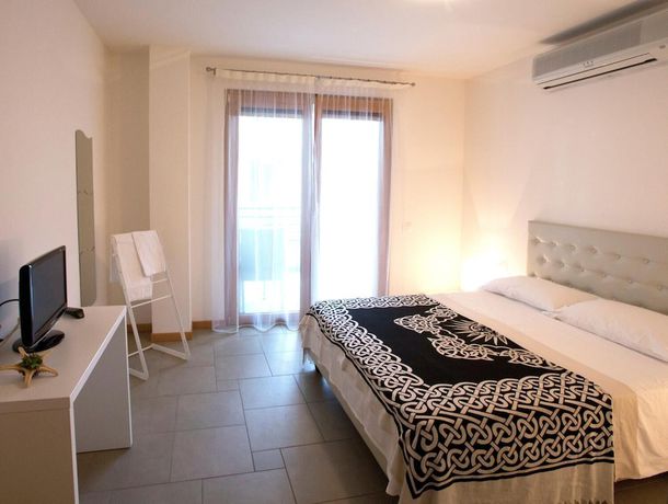 Imagen de la habitación del Hotel Aparthotel Lacroma. Foto 9