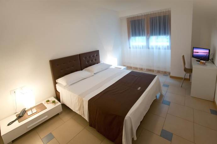 Imagen de la habitación del Hotel Aparthotel Lacroma. Foto 10