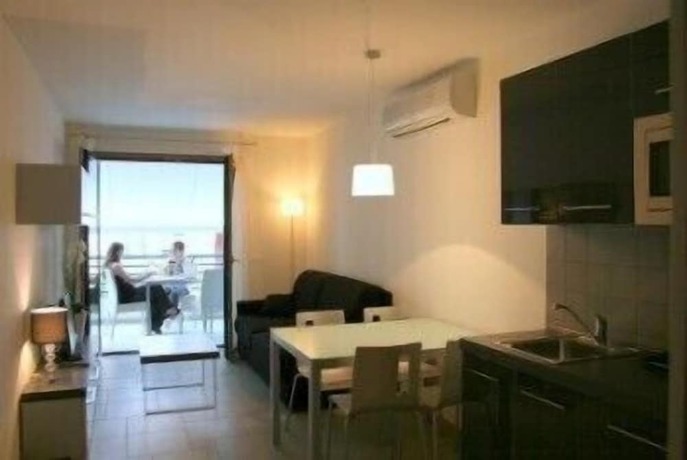 Imagen de la habitación del Hotel Aparthotel Lacroma. Foto 17