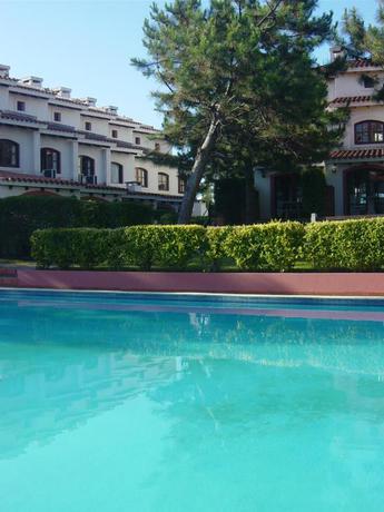 Imagen de la piscina del Hotel Aparthotel Les Chalets. Foto 8
